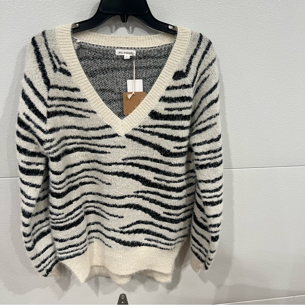 BLU PEPPER OVERSIZED ZEBRA PRINT SWEATER SIZE SMALL